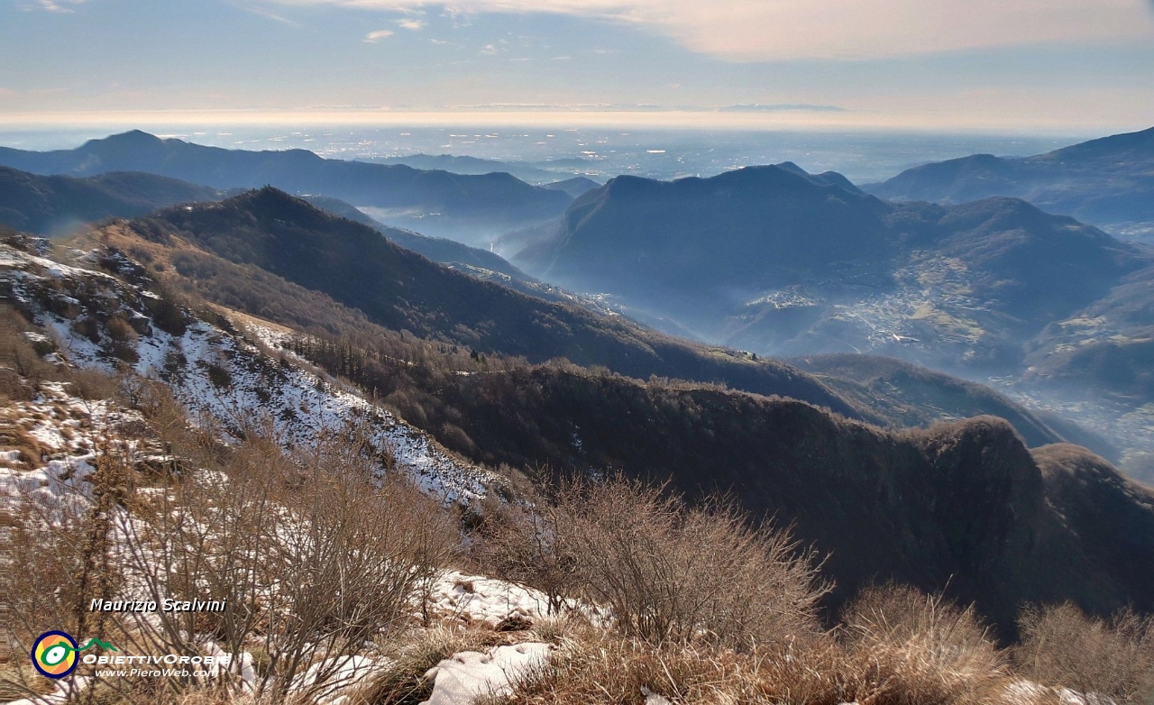 35 Panorama di pianure e Valle Brembilla....JPG